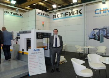 Aktifmak çok tutulan Huatai otomatik şekilli kutu kesim makinesini sergiledi