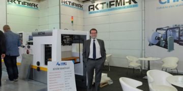 Aktifmak çok tutulan Huatai otomatik şekilli kutu kesim makinesini sergiledi